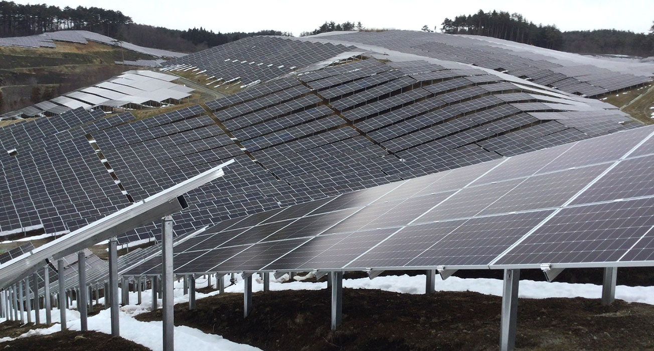 傾斜地・急斜面でのメガソーラー施工にも対応