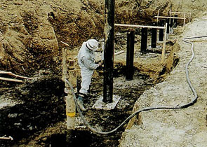 地盤改良した部分に鋼管杭を打設