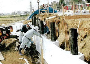 打設した鋼管杭に擁壁パネルを設置