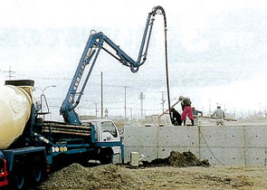 擁壁パネルと鋼管杭の間に中詰めでコンクリートの打設